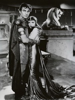 Длинное золотое платье Клодетт Колбер - фильм Клеопатра, 1934 Длинное золотое платье Клодетт Колбер - фильм Клеопатра, 1934
