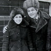 оветская мода, дубленка. Фигуристы Ирина Роднина и Александр Зайцев, в центре телеведущий Владимир Ухин, 1970-е