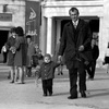 Советская мода. Многие по-прежнему носят плащ-болонью, 1972 год
